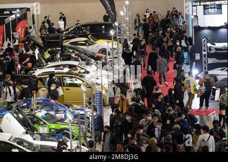 Chiba, Präfektur Chiba, Japan. 13. Januar 2023. Besucher bewundern modifizierte Autos, Ausstellungsstände und luxuriöse Supersportwagen im Tokyo Auto Salon. Der Tokyo Auto Salon (æ±ä°¬Ã‚ªãƒ¼ãƒˆã‚µãƒ-ãƒ³) gilt als eine der renommiertesten Automessen der Welt und zieht Autofans, Hersteller und Medien aus der ganzen Welt an. Die Ausstellung bietet eine große Auswahl an maßgeschneiderten und leistungsstarken Autos, darunter Sportwagen, Luxusautos und sogar Lkw und Busse. Besucher können auch Produkte und Technologien für Autos wie Räder, Reifen, Audiosysteme und sehen Stockfoto