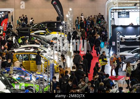 Chiba, Präfektur Chiba, Japan. 13. Januar 2023. Besucher bewundern modifizierte Autos, Ausstellungsstände und luxuriöse Supersportwagen im Tokyo Auto Salon. Der Tokyo Auto Salon (æ±ä°¬Ã‚ªãƒ¼ãƒˆã‚µãƒ-ãƒ³) gilt als eine der renommiertesten Automessen der Welt und zieht Autofans, Hersteller und Medien aus der ganzen Welt an. Die Ausstellung bietet eine große Auswahl an maßgeschneiderten und leistungsstarken Autos, darunter Sportwagen, Luxusautos und sogar Lkw und Busse. Besucher können auch Produkte und Technologien für Autos wie Räder, Reifen, Audiosysteme und sehen Stockfoto