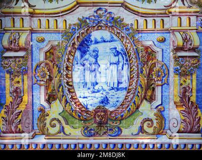 Typisch portugiesisches „Asulejo“ in Blau und Weiß, komplizierte Keramikfliesen, die eine heilige und Bauernfrau darstellen. Oeiras, Lissabon, Portugal. Stockfoto