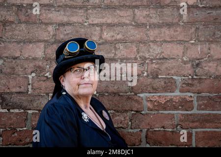 Porträt einer älteren Steampunk-Frau mit Mütze und Schutzbrille. Stockfoto