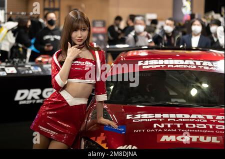 Chiba, Präfektur Chiba, Japan. 13. Januar 2023. Ein japanisches Modell für Shibatires Motorsports posiert mit einem Rennwagen. Shibatires Motorsports im Makuhari Messe Convention Center. (Kreditbild: © Taidgh Barron/ZUMA Press Wire) NUR REDAKTIONELLE VERWENDUNG! Nicht für den kommerziellen GEBRAUCH! Stockfoto