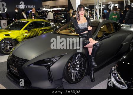 Chiba, Präfektur Chiba, Japan. 13. Januar 2023. Ein japanisches Model posiert mit einem modifizierten Lexus Luxuswagen im Tokio Auto Salon im Makuhari Messe Convention Center. (Kreditbild: © Taidgh Barron/ZUMA Press Wire) NUR REDAKTIONELLE VERWENDUNG! Nicht für den kommerziellen GEBRAUCH! Stockfoto