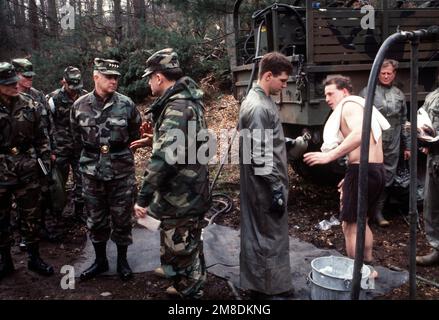 General Crosbie E. Saint, vierter von links, Commander, US Army Europe und 7. Army, spricht mit einigen Offizieren vor Ort an einer Personaldekontaminationsstation während der Operation KROKODIL, einer Übung für medizinisches, Dekontaminations- und Chemiereaktionsteam-Personal. Betreff Betrieb/Serie: KROKODIL Land: Deutschland / Deutschland (DEU) Stockfoto