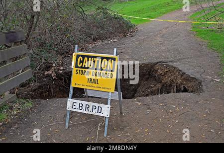 Sturmschaden-Pfad im Dry Creek Regional Park, Union City, Kalifornien Stockfoto