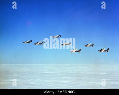 Eine Formation von sieben US Navy (USN) Grumman C-2A Greyhounds, Fleet Logistics Support Squadron 30 (VRC-30), Providern, die über der Wolkendecke fliegen. Basis: San Diego Staat: Kalifornien (CA) Land: Vereinigte Staaten von Amerika (USA) Stockfoto