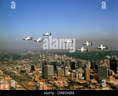 Eine Formation von sieben Greyhounds der US Navy (USN) Grumman C-2A, Fleet Logistics Support Squadron 30 (VRC-30), Providern, die über San Diego, Kalifornien (CA) fliegen. Basis: San Diego Staat: Kalifornien (CA) Land: Vereinigte Staaten von Amerika (USA) Stockfoto