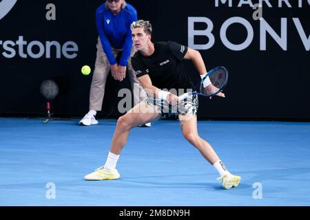 Adelaide, Australien, 13. Januar 2023. Thanasi Kokkinakis aus Australien spielt beim Adelaide International Halbfinalspiel zwischen Thanasi Kokkinakis aus Australien und Roberto Bautista Agut aus Spanien auf dem Memorial Drive am 13. Januar 2023 in Adelaide, Australien, eine Vorreiterrolle. Kredit: Peter Mundy/Speed Media/Alamy Live News Stockfoto