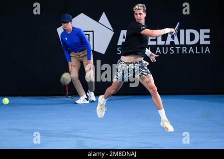 Adelaide, Australien, 13. Januar 2023. Thanasi Kokkinakis aus Australien spielt beim Adelaide International Halbfinalspiel zwischen Thanasi Kokkinakis aus Australien und Roberto Bautista Agut aus Spanien auf dem Memorial Drive am 13. Januar 2023 in Adelaide, Australien, eine Vorreiterrolle. Kredit: Peter Mundy/Speed Media/Alamy Live News Stockfoto