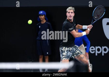 Adelaide, Australien, 13. Januar 2023. Thanasi Kokkinakis aus Australien spielt beim Halbfinale des Adelaide International Tennis Match zwischen Thanasi Kokkinakis aus Australien und Roberto Bautista Agut aus Spanien auf dem Memorial Drive am 13. Januar 2023 in Adelaide, Australien, eine Rückhand. Kredit: Peter Mundy/Speed Media/Alamy Live News Stockfoto