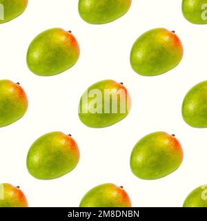 Grüne und rote Mangofrüchte wiederholen das nahtlose Muster auf weißem Hintergrund. Stockfoto