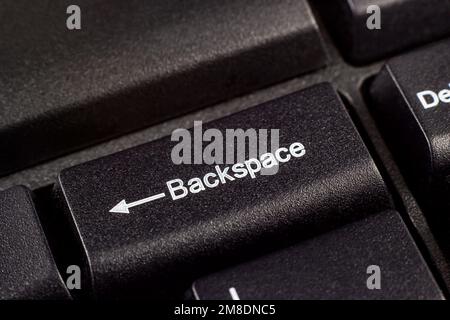Schwarz-weiße Rücktaste auf der Computertastatur – Nahaufnahme. Stockfoto