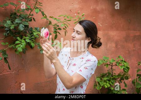 Lifestyle-Porträt einer jungen Frau auf der Straße Stockfoto