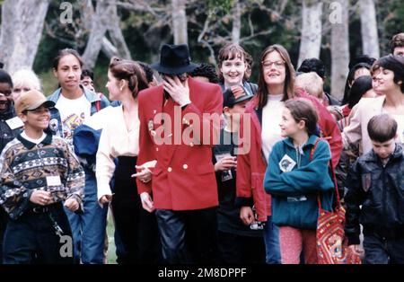 18. April 1995, Santa Barbara, Kalifornien, USA: Sänger MICHAEL JACKSON mit Ehefrau LISA MARIE PRESLEY. Veranstaltete gemeinsam den „World Summit of Children“ auf der Neverland Valley Ranch. (Kreditbild: © Lisa Rose/Globe Photos via ZUMA Wire) NUR ZUR REDAKTIONELLEN VERWENDUNG! Nicht für den kommerziellen GEBRAUCH! Stockfoto