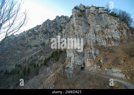 Die Strada delle 52 Gallerie („Straße der 52 Tunnel“) oder „Straße der ersten Armee“) ist eine militärische Maultierstraße, die während des Ersten Weltkriegs auf der Pasubio Massi gebaut wurde Stockfoto