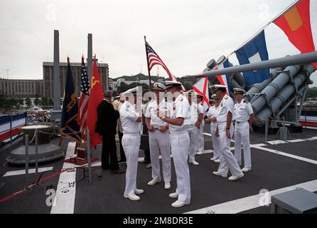 Admiral Charles R. Larson, Center, Oberbefehlshaber der US-Pazifikflotte, spricht mit zwei anderen leitenden Offizieren an Bord des geführten Raketenkreuzers USS PRINCETON (CG 59). PRINCETON und die geführte Raketenfregatte USS REUBEN JAMES (FFG 57) sind zu einem viertägigen Besuch nach Wladiwostok gekommen. Basis: Wladiwostok Staat: Sibirien Land: UdSSR (SONNE) Stockfoto