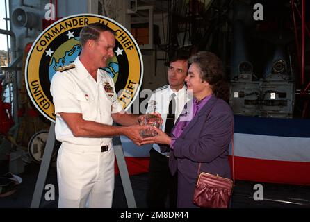 Admiral Charles R. Larson, Left, Oberbefehlshaber der US-Pazifikflotte, wird während einer Zeremonie an Bord des geführten Raketenkreuzers USS PRINCETON (CG 59) mit einer Karaffe überreicht. PRINCETON und die geführte Raketenfregatte USS REUBEN JAMES (FFG 57) sind für einen viertägigen Besuch in Wladiwostok. Basis: Wladiwostok Staat: Sibirien Land: UdSSR (SONNE) Stockfoto