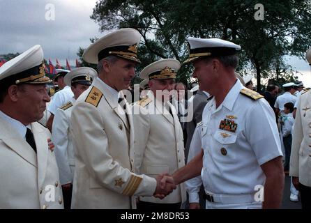 Admiral Charles R. Larson, rechts, Oberbefehlshaber der US-Pazifikflotte, schüttelt einem sowjetischen Vizeadmiral die Hand, während zwei US-Marineschiffe die Stadt besuchen. Der geführte Raketenkreuzer USS PRINCETON (CG 59) und die geführte Raketenfregatte USS REUBEN JAMES (FFG 57) sind im Rahmen eines Besuchs für vier Tage in der Stadt. Basis: Wladiwostok Staat: Sibirien Land: UdSSR (SONNE) Stockfoto