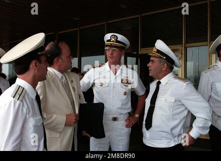 Admiral Charles R. Larson, Oberbefehlshaber der US-Pazifikflotte, spricht über einen Übersetzer zu Admiral Gennadi Chvatov, Commander der sowjetischen Pazifikflotte, Larson ist in der Sowjetunion mit zwei US-Marineschiffen, dem geführten Raketenkreuzer USS PRINCETON (CG-59) und der gesteuerten Raketenfregierung USS REUBEN (FFG 57), JAMES (FFG), Für einen viertägigen Besuch. Basis: Wladiwostok Staat: Sibirien Land: UdSSR (SONNE) Stockfoto