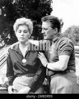 FREMDE, WENN WIR 1960 Columbia Pictures Film mit Kim Novak und Kirk Douglas TREFFEN Stockfoto