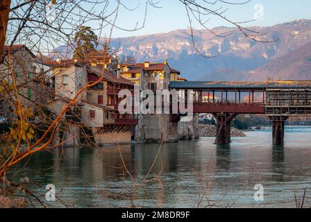 Die Ponte Vecchio (Alte Brücke) ist das überdachte Holz in Bassano del Grappa, das den Fluss Brenta überspannt, entworfen von der Architektin Andrea Palladio im Jahr 15 Stockfoto