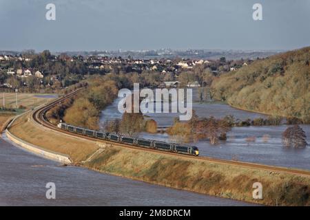 Eisenbahnlinie über den überfluteten Feldern von Newton Meadows zwischen Bath und Saltford Stockfoto