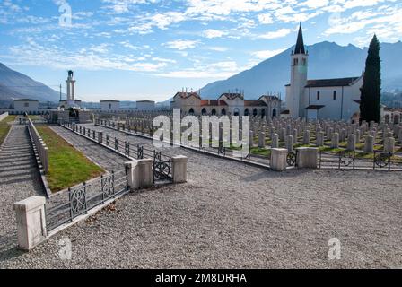 Militärdenkmal Arsiero, für italienische und austroungarische Soldaten, die im Ersten Weltkrieg gefallen sind Veneto, Vicenza, Italien Stockfoto