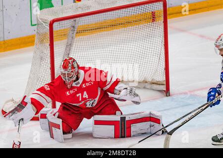 Lausanne, Schweiz. 01. März 2023. Ivars Punnevos (Torwart) von Lausanne HC #74 ist während des 36. Tages der Schweizer Nationalliga 2022-2023 der Saison der Schweizerischen Nationalliga 2022-2023 mit der Lausanne HC und EHC Kloten in Aktion. Der 36. Tag der Schweizer Nationalliga 2022-2023 zwischen Lausanne HC und dem EHC Kloten fand in der Vaudoise Arena in Lausanne statt. (Foto: Eric Dubost/Sipa USA) Guthaben: SIPA USA/Alamy Live News Stockfoto