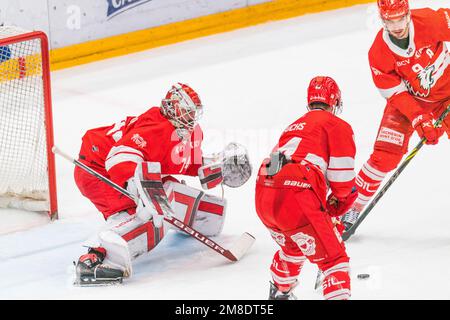 Lausanne, Schweiz. 01. März 2023. Ivars Punnevos (Torwart) von Lausanne HC #74 ist während des 36. Tages der Schweizer Nationalliga 2022-2023 der Saison der Schweizerischen Nationalliga 2022-2023 mit der Lausanne HC und EHC Kloten in Aktion. Der 36. Tag der Schweizer Nationalliga 2022-2023 zwischen Lausanne HC und dem EHC Kloten fand in der Vaudoise Arena in Lausanne statt. (Foto: Eric Dubost/Sipa USA) Guthaben: SIPA USA/Alamy Live News Stockfoto