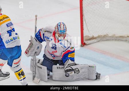 Lausanne, Schweiz. 01. März 2023. Jula Metsola (Torwart) von EHC Kloten #55 ist während des 36. Tages der Schweizer Nationalliga 2022-2023 in der Saison der Schweizerischen Nationalliga 2022-2023 mit der Lausanne HC und EHC Kloten in Aktion. Der 36. Tag der Schweizer Nationalliga 2022-2023 zwischen Lausanne HC und dem EHC Kloten fand in der Vaudoise Arena in Lausanne statt. (Foto: Eric Dubost/Sipa USA) Guthaben: SIPA USA/Alamy Live News Stockfoto