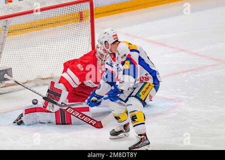 Lausanne, Schweiz. 01. März 2023. Ivars Punnevos (Torwart) von Lausanne HC #74 ist während des 36. Tages der Schweizer Nationalliga 2022-2023 der Saison der Schweizerischen Nationalliga 2022-2023 mit der Lausanne HC und EHC Kloten in Aktion. Der 36. Tag der Schweizer Nationalliga 2022-2023 zwischen Lausanne HC und dem EHC Kloten fand in der Vaudoise Arena in Lausanne statt. (Foto: Eric Dubost/Sipa USA) Guthaben: SIPA USA/Alamy Live News Stockfoto