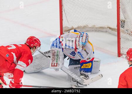 Lausanne, Schweiz. 01. März 2023. Jula Metsola (Torwart) von EHC Kloten #55 macht einen Halt während des 36. Tages der Schweizer Nationalliga 2022-2023 der Saison der Schweizerischen Nationalliga 2022-2023 mit der Lausanne HC und EHC Kloten. Der 36. Tag der Schweizer Nationalliga 2022-2023 zwischen Lausanne HC und dem EHC Kloten fand in der Vaudoise Arena in Lausanne statt. (Foto: Eric Dubost/Sipa USA) Guthaben: SIPA USA/Alamy Live News Stockfoto