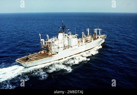 Ein Steuerbordblick auf das laufende Munitionsschiff USNS KILAUEA (T-AE-26). Die KILAUEA wurde am 1. Oktober 1980 in das Sealift-Kommando überstellt. Land: Indischer Ozean (IOC) Stockfoto