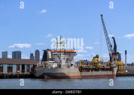 Hafen von Rotterdam Scene mit Baggerschiff Barent Zanen, einem Schleppbagger im Besitz des niederländischen Unternehmens Royal Boskalis Westminster N.V., Rotterdam, Südholland, Niederlande, Europa Stockfoto