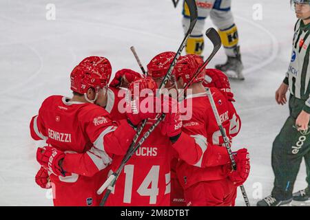 Lausanne, Schweiz. 01. März 2023. Das Lausanne HC Team feiert während des 36. Tages der Schweizer Nationalliga 2022-2023 der Saison der Schweizerischen Nationalliga 2022-2023 mit der Lausanne HC und dem EHC Kloten. Der 36. Tag der Schweizer Nationalliga 2022-2023 zwischen Lausanne HC und dem EHC Kloten fand in der Vaudoise Arena in Lausanne statt. (Foto: Eric Dubost/Sipa USA) Guthaben: SIPA USA/Alamy Live News Stockfoto