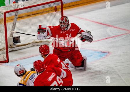 Lausanne, Schweiz. 01. März 2023. Ivars Punnevos (Torwart) von Lausanne HC #74 ist während des 36. Tages der Schweizer Nationalliga 2022-2023 der Saison der Schweizerischen Nationalliga 2022-2023 mit der Lausanne HC und EHC Kloten in Aktion. Der 36. Tag der Schweizer Nationalliga 2022-2023 zwischen Lausanne HC und dem EHC Kloten fand in der Vaudoise Arena in Lausanne statt. (Foto: Eric Dubost/Sipa USA) Guthaben: SIPA USA/Alamy Live News Stockfoto