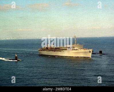 Der U-Boot-Beifahrer USS DIXON (AS-37) verlässt San Diego mit den Atom-U-Booten USS GUITARRO (SSN-665), Left und USS GURNARD (SSN-662). Die Schiffe nehmen an Übung FallEx '90 Teil. Betreff Betrieb/Serie: FALLEX '90 Land: Pazifik (POC) Stockfoto