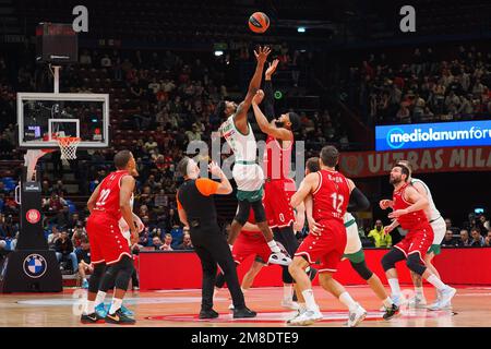 Mailand, Italien. 13. Januar 2023. Forum of Assago, Mailand, Italien, 13. Januar 2023, Beginn des Spiels EA7 Emporio Armani Milano gegen Zalgiris Kaunas - Basketball Euroleague Championship Credit: Live Media Publishing Group/Alamy Live News Stockfoto