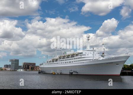 Hotelschiff SS Rotterdam, ein ehemaliges Ozeanschiff und Kreuzfahrtschiff, vor dem Lloyd-Viertel in Rotterdam, Südholland, Niederlande, Europa Stockfoto