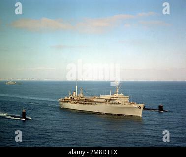 Der U-Boot-Beifahrer USS DIXON (AS-37) verlässt San Diego mit den Atom-U-Booten USS GUITARRO (SSN-665), Left und USS GURNARD (SSN-662). Die Schiffe nehmen an Übung FallEx '90 Teil. Betreff Betrieb/Serie: FALLEX '90 Land: Pazifik (POC) Stockfoto