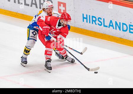 Lausanne, Schweiz. 01. März 2023. Jason Fuchs (Angreifer) von Lausanne HC #14 ist während des 36. Tages der Schweizer Nationalliga 2022-2023 der Saison der Schweizer Nationalliga 2022-2023 mit der Lausanne HC und EHC Kloten in Aktion. Der 36. Tag der Schweizer Nationalliga 2022-2023 zwischen Lausanne HC und dem EHC Kloten fand in der Vaudoise Arena in Lausanne statt. (Foto: Eric Dubost/Sipa USA) Guthaben: SIPA USA/Alamy Live News Stockfoto