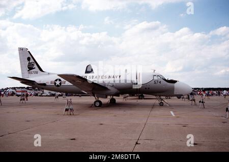 Eine rechte Seitenansicht eines TC-4C Academe-Flugzeugs der Angriffsschwadron 42 (VA-42), das auf einer Open House- und Flugschau ausgestellt wird. VA-42, eine Flotteneinsatzbereitschaft-Einheit für Das A-6E-Eindringflugzeug, verwendet den TC-4C für die bombardier-/Navigatorschulung. Basis: Marineflugstation, Oceana Bundesstaat: Virginia (VA) Land: Vereinigte Staaten von Amerika (USA) Stockfoto