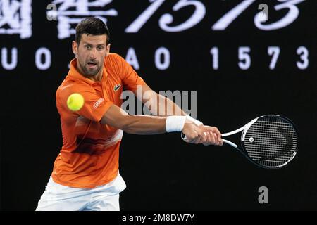 Melbourne, Victoria, Australien. 13. Januar 2023. NOVAK DJOKOVIC aus Serbien schlägt Kyrgios aus Australien in einem Wohltätigkeitsspiel der Arena Showdown vor den Australian Open 2023 im Melbourne Park. (Kreditbild: © Chris Putnam/ZUMA Press Wire) NUR REDAKTIONELLE VERWENDUNG! Nicht für den kommerziellen GEBRAUCH! Stockfoto