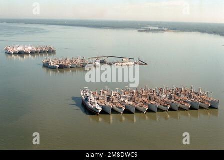 Ein Luftblick auf einige der Schiffe der National Defense Reserve Fleet (NDRF) Ready Reserve Force am James River. Bundesstaat: Virginia (VA) Land: Vereinigte Staaten von Amerika (USA) Stockfoto