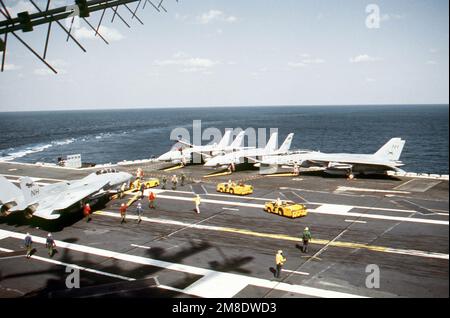 Flugbesatzung auf dem Flugdeck in der Nähe des Hecks des nuklearbetriebenen Flugzeugträgers USS ABRAHAM LINCOLN (CVN-72) auf ein Kampfgeschwader 114 (VF-114) F-14A Tomcat. Land: Atlantik (AOC) Stockfoto