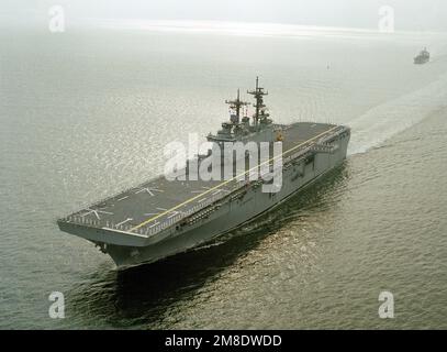 Ein Hafenbogenblick auf das amphibische Sturmschiff USS WASP (LHD 1), das mit Besatzungsmitgliedern an den Schienen unterwegs ist. Land: Unbekannt Stockfoto