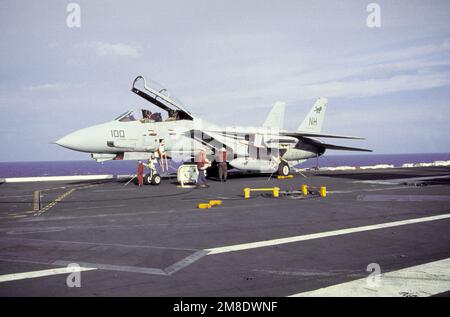 Instandhaltungsteams arbeiten an einem Kampfgeschwader 114 (VF-114) F-14A Tomcat auf dem nuklearbetriebenen Flugzeugträger USS ABRAHAM LINCOLN (CVN-72). Land: Karibik Stockfoto