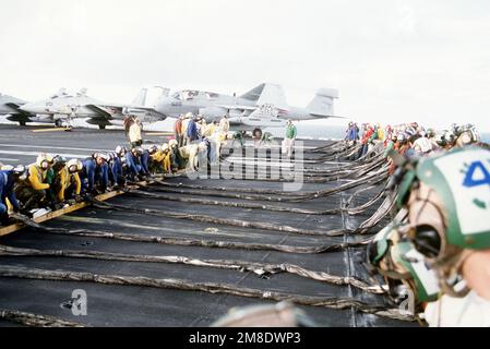 Die Besatzungsmitglieder des Cockpits verbreiteten die Absturzbarrikade während einer Übung an Bord des nuklearbetriebenen Flugzeugträgers USS ABRAHAM LINCOLN (CVN-72). Land: Karibik Stockfoto