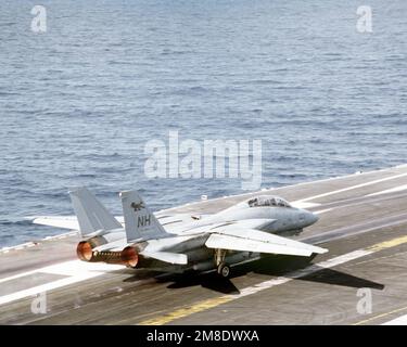 Ein Kampfgeschwader 114 (VF-114) F-14A Tomcat wird vom Katapult Nr. 3 auf dem Cockpit des nuklearbetriebenen Flugzeugträgers USS ABRAHAM LINCOLN (CVN-72) gestartet. Land: Karibik Stockfoto