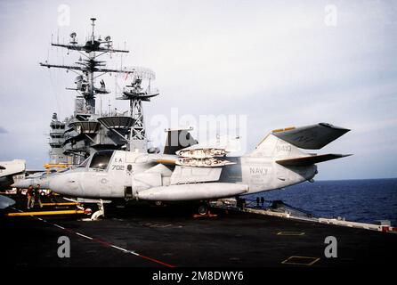 An Bord des nuklearbetriebenen Flugzeugträgers USS ABRAHAM LINCOLN (CVN-72) parkt ein Air Anti-U-Boot-Geschwader 29 (VS-29) S-3A Viking am Rand des Cockpits. Land: Karibik Stockfoto