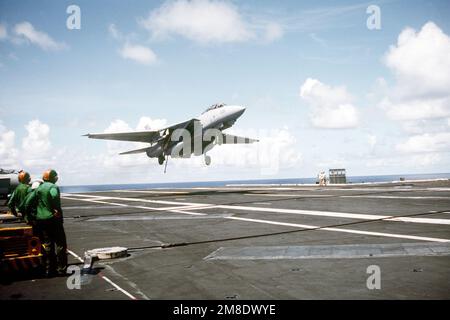 Ein Flugzeug der Fighter Squadron 114 (VF-114) F-14A Tomcat landet auf dem Cockpit des nuklearbetriebenen Flugzeugträgers USS ABRAHAM LINCOLN (CVN-72). Land: Karibik Stockfoto